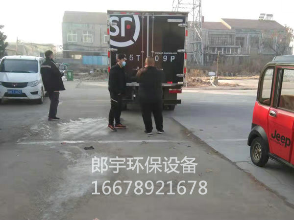 順豐專車?yán)蠹浳?/></p><p>濟(jì)寧郎宇環(huán)保設(shè)備科技有限公司年前發(fā)貨，順豐專車來廠拉大件環(huán)保設(shè)備</p><p>濟(jì)寧郎宇環(huán)保設(shè)備科技有限公司位于孔孟之鄉(xiāng)，禮儀之邦的山東省濟(jì)寧市，是國內(nèi)專業(yè)生產(chǎn)和銷售噴嘴、噴槍和噴霧設(shè)備的綜合性企業(yè)。多年來我們致力于為化工、環(huán)保、電子、電站等行業(yè)提供高品質(zhì)的產(chǎn)品與服務(wù)。</p><p>我們擁有數(shù)控生產(chǎn)設(shè)備，可以根據(jù)客戶要求與使用環(huán)境定制工程聚丙烯，陶瓷，合金，進(jìn)口303,304或316不銹鋼噴嘴。</p><p>，<br/></p><div   id=